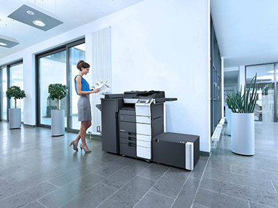 Foto Konica Minolta lanza la serie bizhub 558, tecnología punta para oficinas inteligentes.